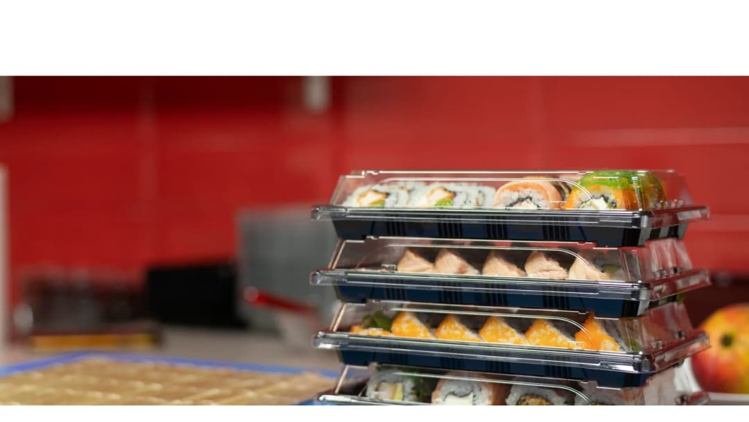 Pracownik produkcji i pakowania sushi