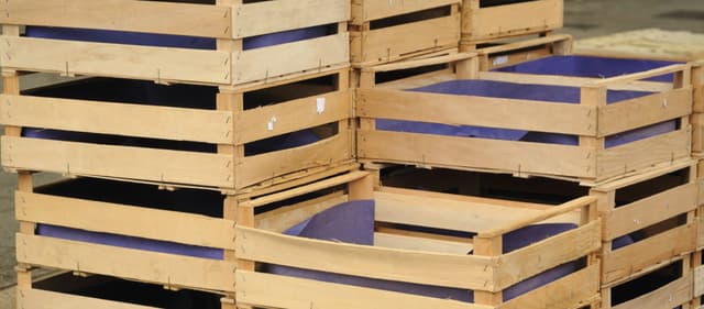Робота на виробництві дерев'яних ящиків
