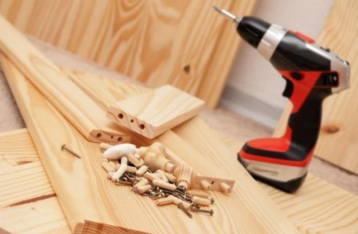 Працівник на збірку меблів