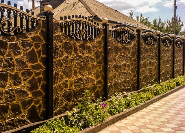 Помічник на виробництві бетонних огорож