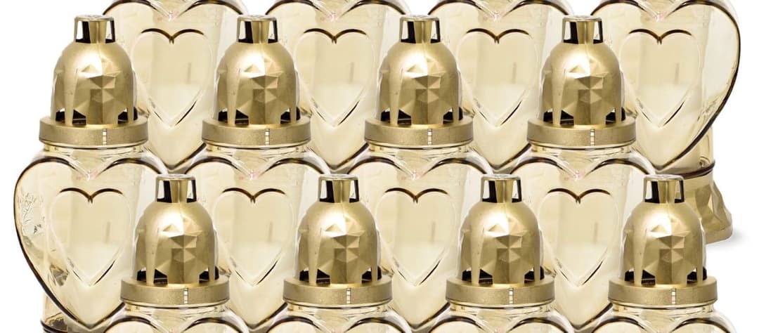 Работник на производство свечей