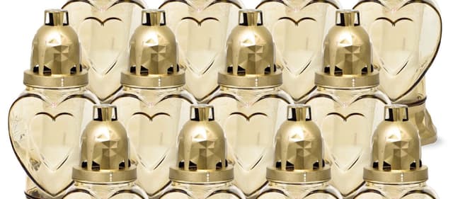 Работник на производство свечей