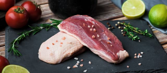 Працівник з забою та оброблення птиці