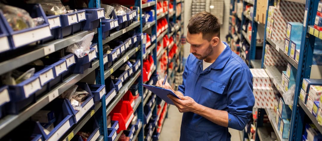 Работник склада автозапчастей