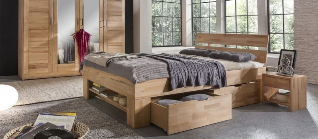 Різноробочий на меблевій фабриці