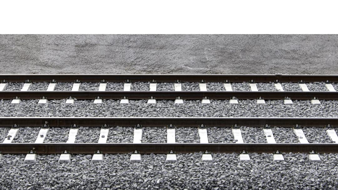 Оператор машин з розколювання та різання рейок