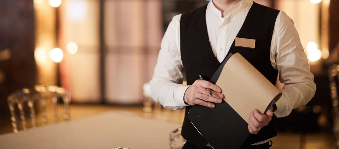 Офіціант в готелі