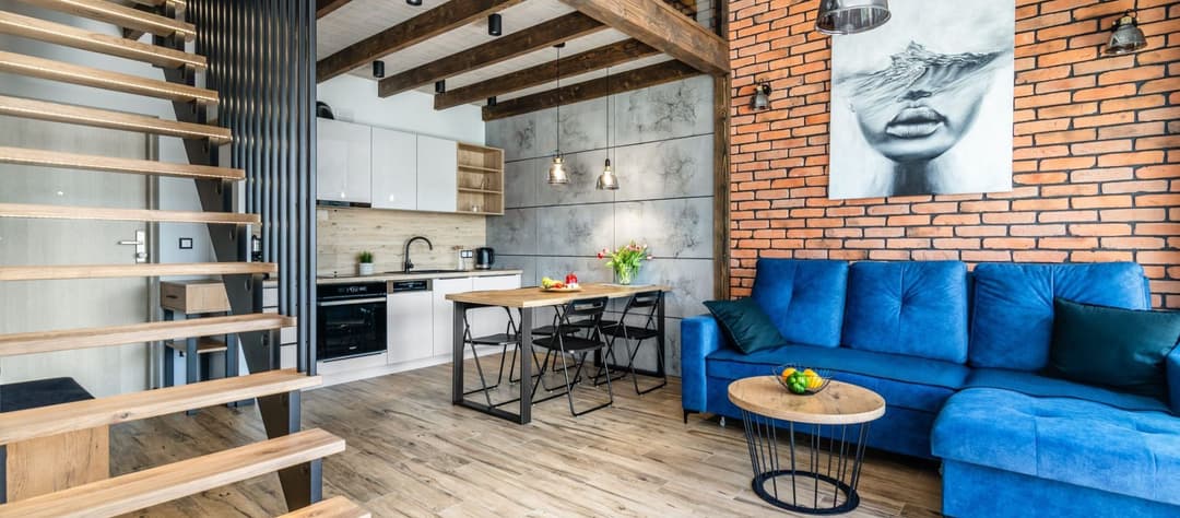 Покоївка в апартаментах біля моря