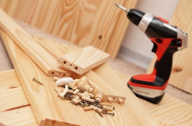 Працівник на збірку меблів