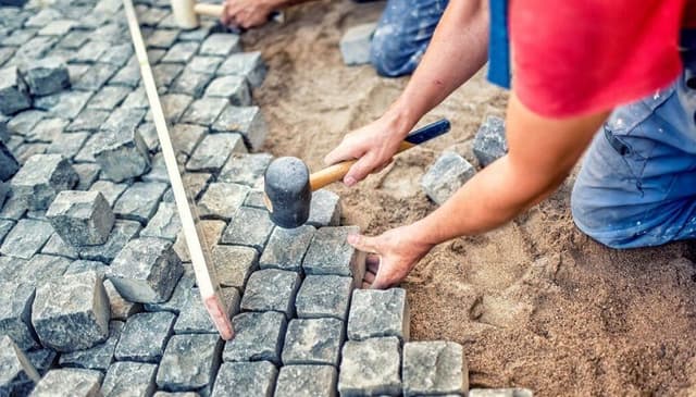 Працівник з укладання бруківки