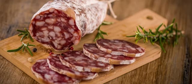 Працівник з пакування ковбасних оболонок