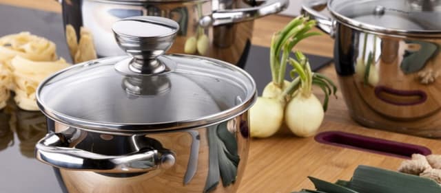 Різноробочий на складі кухонного приладдя