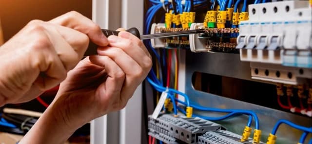 Електрик на збірку електрощитів