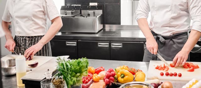 Помічник на кухні в готелі