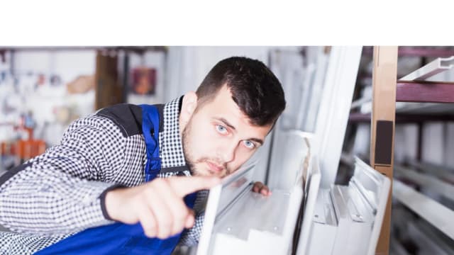 Працівник на виробництво вікон з ПВХ